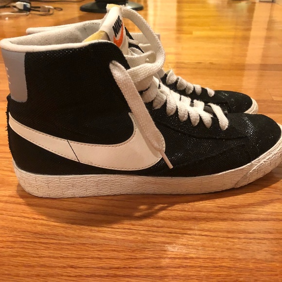 shiny black nike shoes